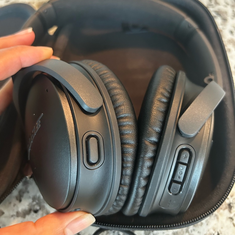 Bose QuietComfort 35 II Wireless Bluetooth Headphones, Noise-Cancelling